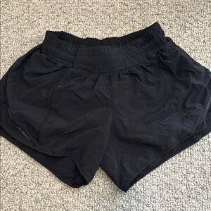Lululemon Hotty hots sz 4 in black- 4 inch inseam. Great condition.